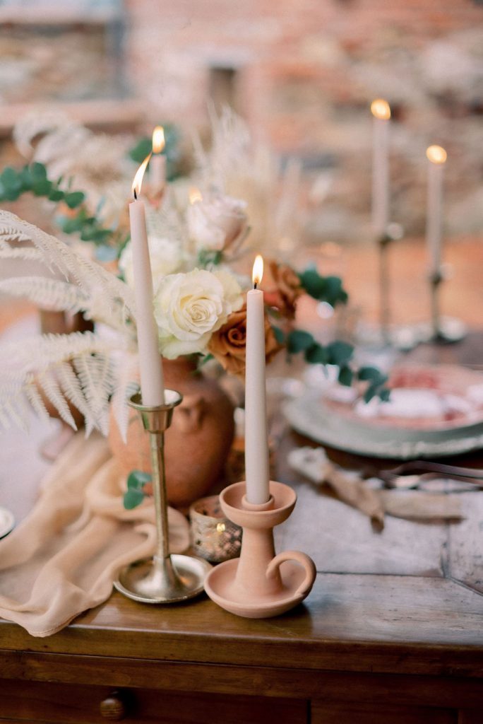 Mis en place e allestimento tavola matrimonio in stile raffinato e chic dai colori terracotta, sabbia e bronzo, su un tavolo in legno