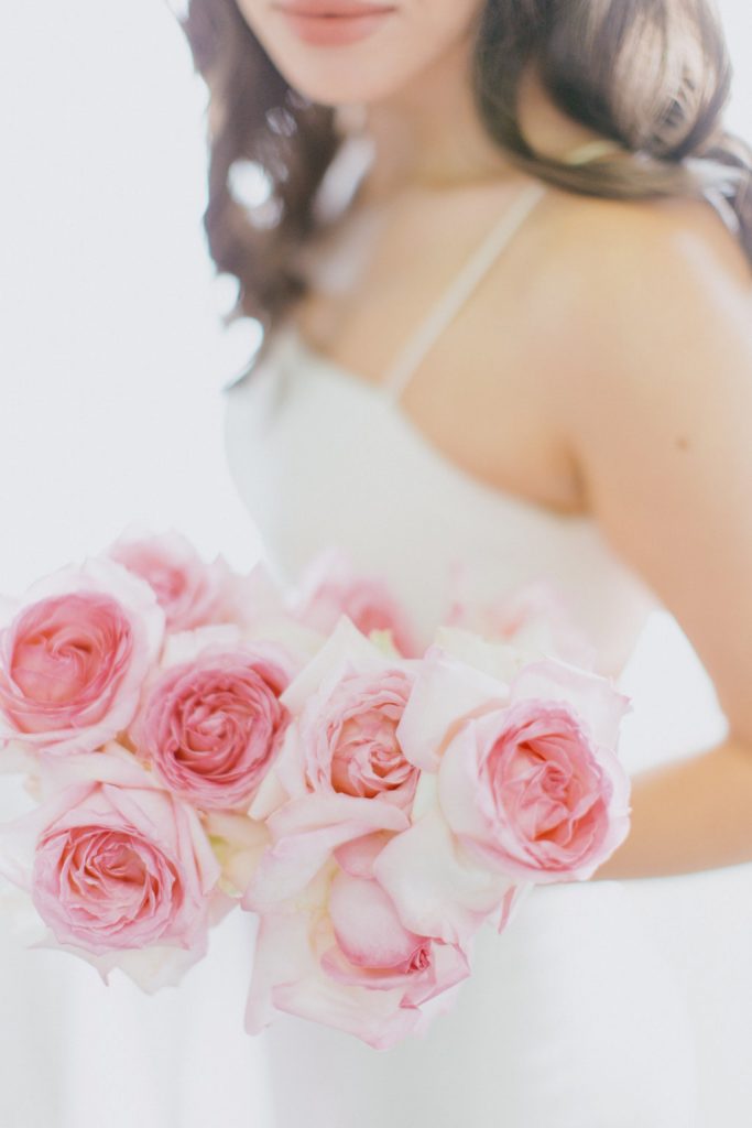 2021-11-LoveNozze-idee-per-un-matrimonio-romantico-con-rosa-e-bianco