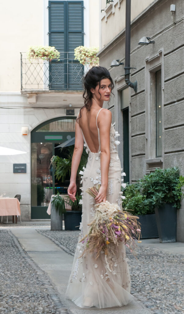 2022-LoveNozze-sposa-chic-e-sensuale-a-Milano