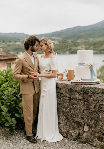 Destination Wedding sul Lago Orta, coppia di sposi che si abbracciano