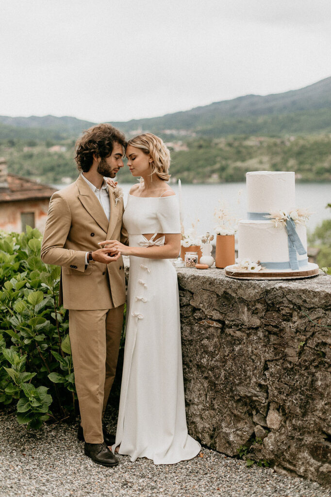 Destination Wedding sul Lago Orta, coppia di sposi che si abbracciano