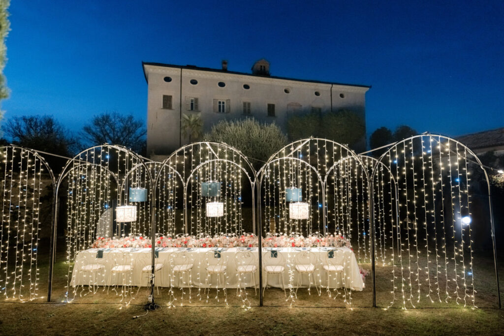 1-2023-LoveNozze-un-romantico-matrimonio-in-un-castello-in-Piemonte-tra-colori-pastello-luci-e-atmosfera-magica