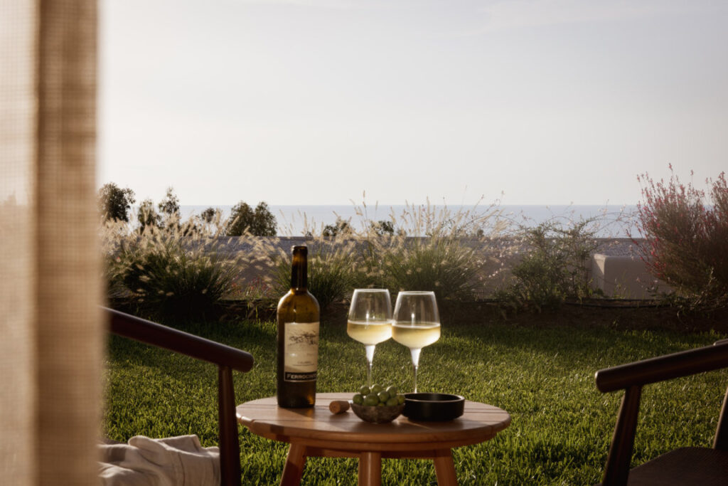 Armacera Resort Calabria vista romantica dalla stanza dell'hotel con vino e calici