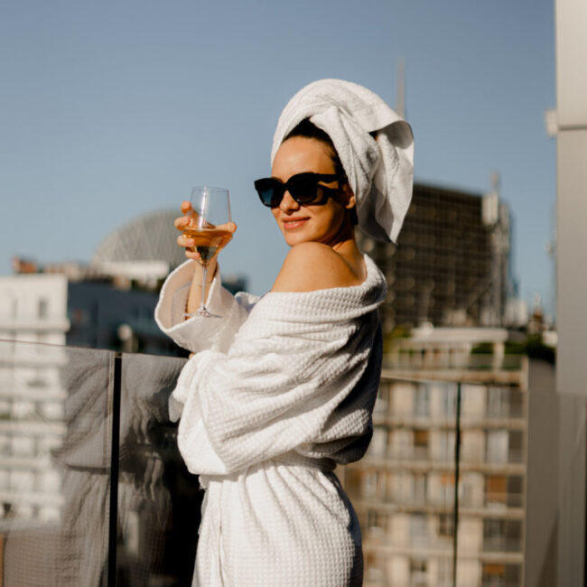 Hyatt Centric Milano centrale preparazione sposa con calice di prosecco vista grattacieli