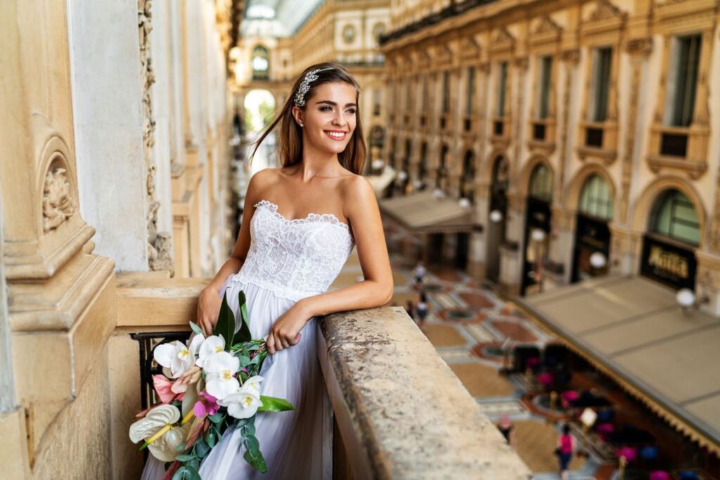 La Nuova Sartoria Talea Couture abito da sposa con bouquet in Galleria Vittorio Emanuele a Milano