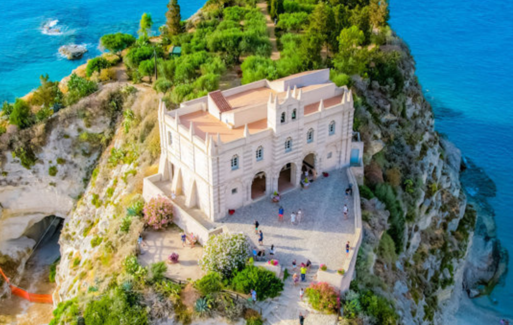 Tropea, Costa degli Dei: destinazione romantica in Calabria con spiagge meravigliose