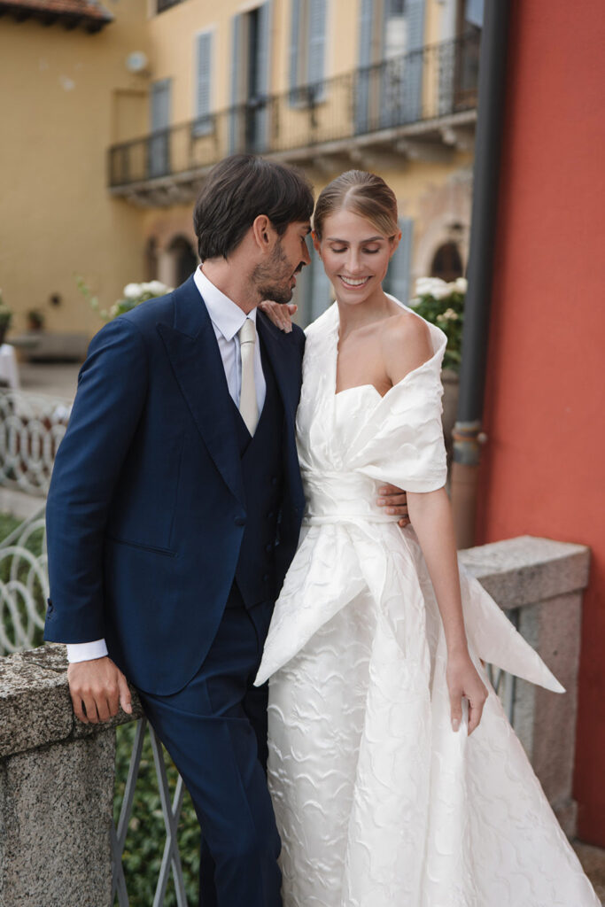 Sposa e sposo in abiti Elisabetta Polignano e Sanvenero Sartoria Italiana