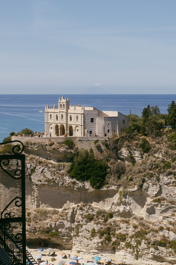 spiaggia Tropea e Chiesa di Santa Maria dell'Isola